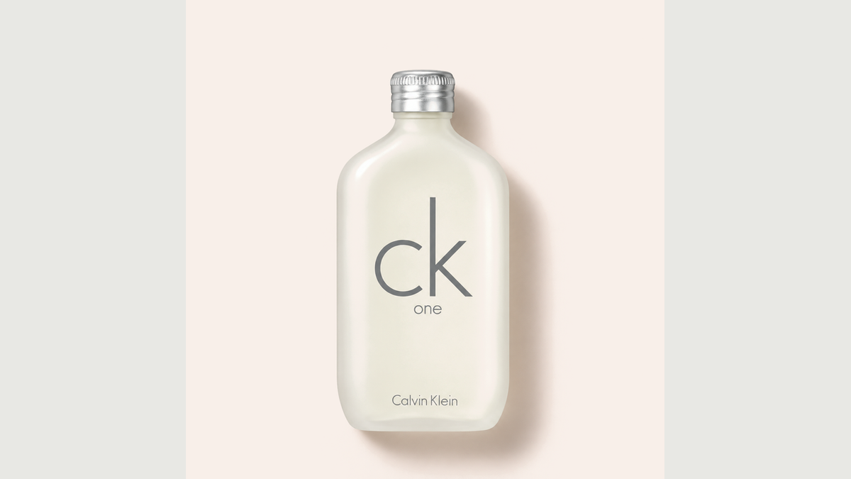 Skutočný flakón Calvin Klein CK One k téme čuchovej adaptácie na vlastný parfum