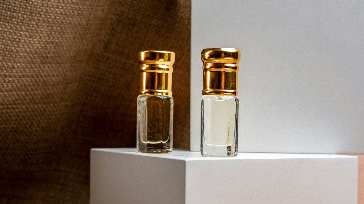 Două flacoane mici din sticlă pentru mostre de parfum, cu capace aurii