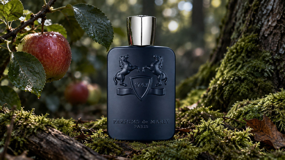 Parfums de Marly Layton v přírodě mezi mechem a jabloněmi