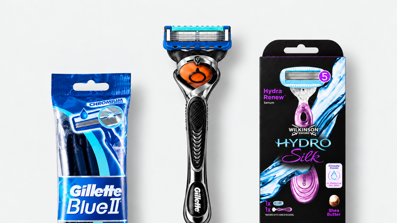 Břitvy a žiletky — Gillette Blue II 10 ml, Gillette Fusion5 Proglide 1 ml, Wilkinson Sword Hydro Silk 1 ml; tři produkty na světlém šedém pozadí