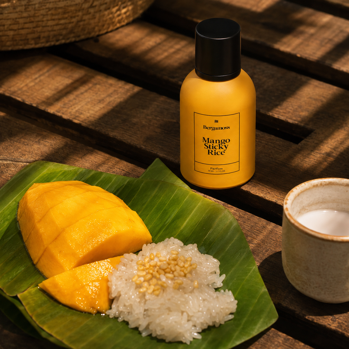 Bergamoss Mango Sticky Rice v tropickém zátiší s mangem, kokosovou rýží a banánovým listem – MrRizz