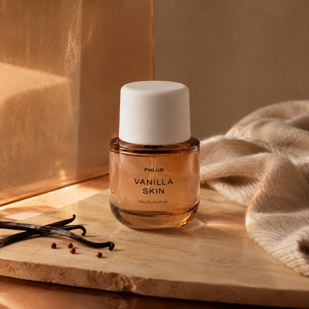 Phlur Vanilla Skin v útulném dřevitém zátiší s vanilkou a růžovým pepřem – MrRizz