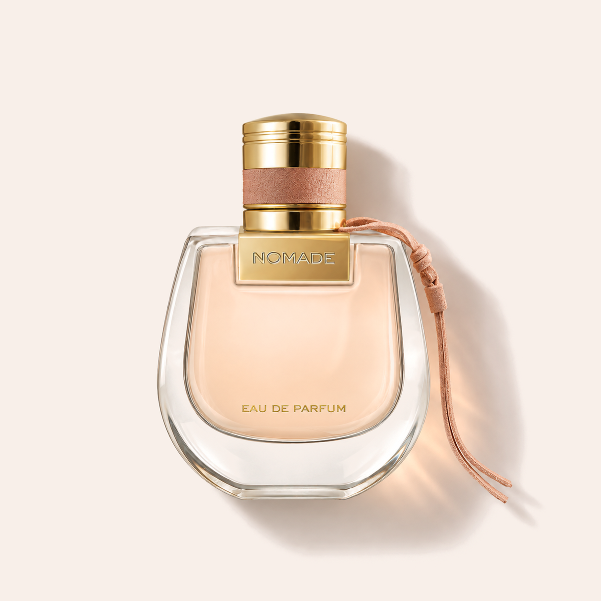 Chloé Nomade EDP 50 ml, flakon vleže na béžovém pozadí – MrRizz