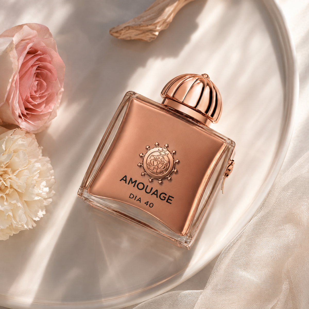 Amouage Dia 40 v pudrovém květinovém zátiší s růží a karafiátem – MrRizz