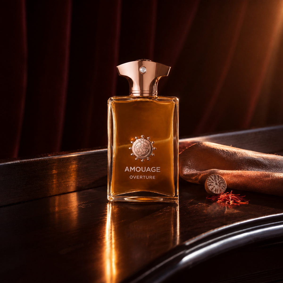 Amouage Overture Man v dramatickém večerním zátiší s kůží a kořením – MrRizz