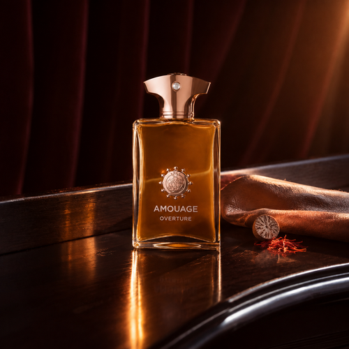 Amouage Overture Man v dramatickém večerním zátiší s kůží a kořením – MrRizz