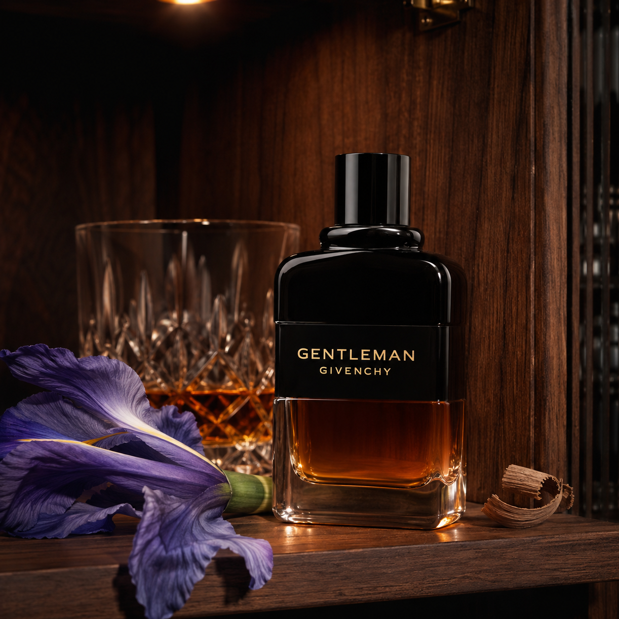 Givenchy Gentleman Réserve Privée v ořechovém kabinetu s whisky a kosatcem – MrRizz