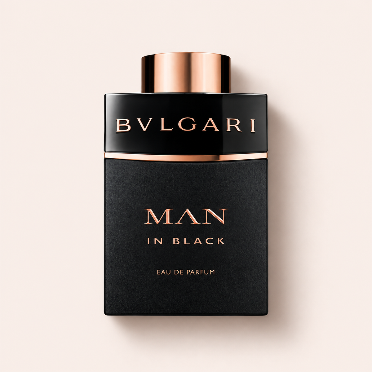 Bvlgari Man in Black EDP 100 ml na světlém pozadí – MrRizz
