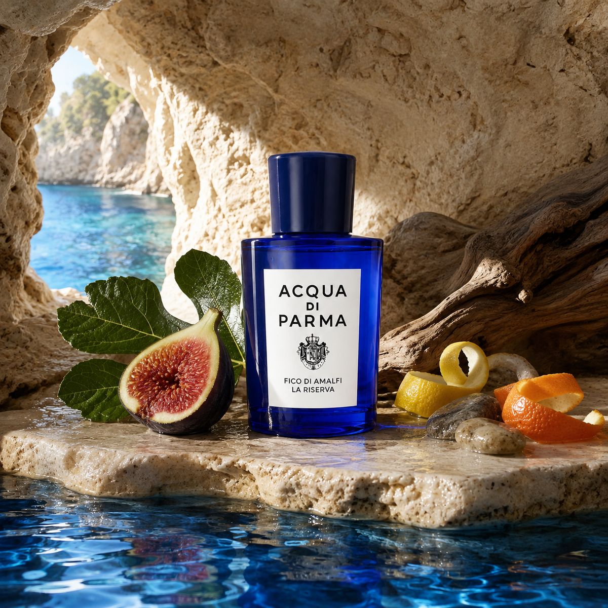 Acqua di Parma Fico di Amalfi La Riserva v emocionální scéně s fíkem, citrusy a modrou mořskou jeskyní – MrRizz