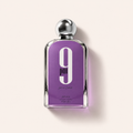 Flakon Afnan 9PM Pour Femme EDP 100 ml na pudrově růžovém pozadí – MrRizz