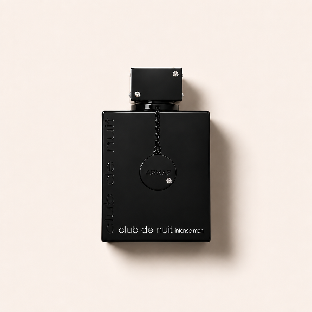 Armaf Club de Nuit Intense Man EDP 200 ml, černý flakon v jednotném flatlay stylu – MrRizz