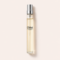Chloé L’Eau de Parfum Intense EDP 10 ml – parfém na světle růžovém pozadí – MrRizz