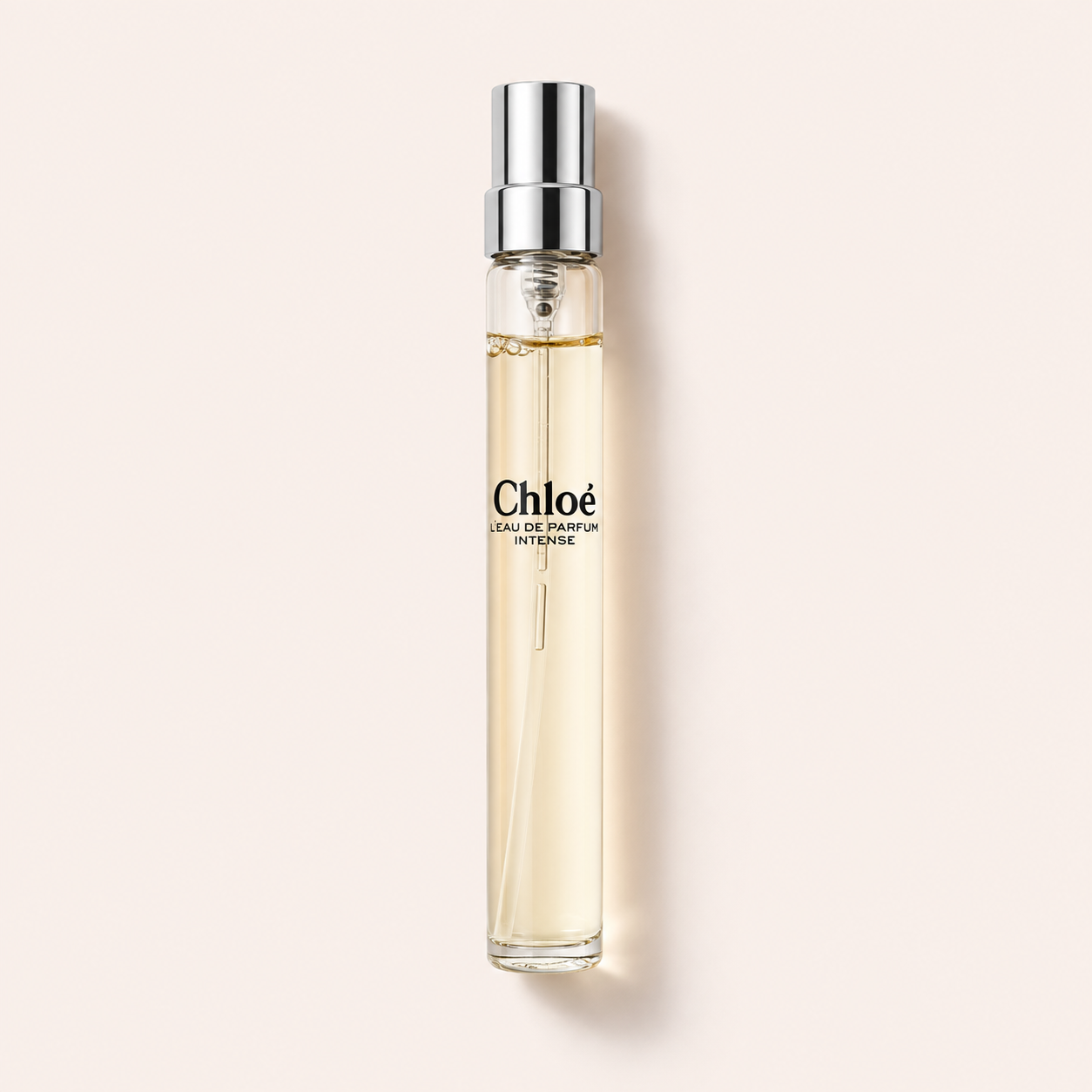 Chloé L’Eau de Parfum Intense EDP 10 ml – parfém na světle růžovém pozadí – MrRizz