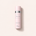 Růžový deodorant ve spreji Dior Miss Dior 100 ml se stříbrným páskem na světlém pozadí – MrRizz