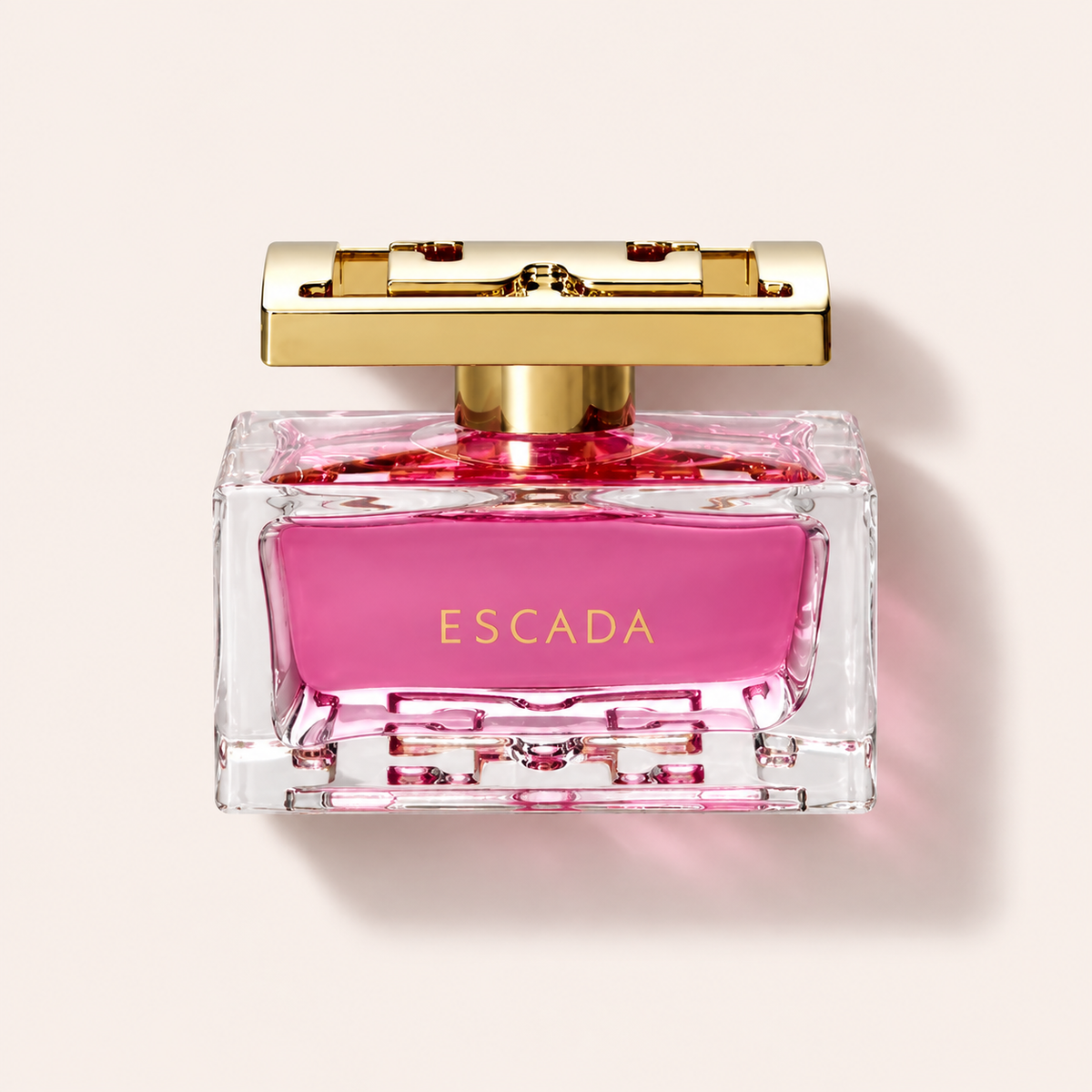 Flakon ESCADA Especially Escada EDP 75 ml na pudrově růžovém pozadí – MrRizz
