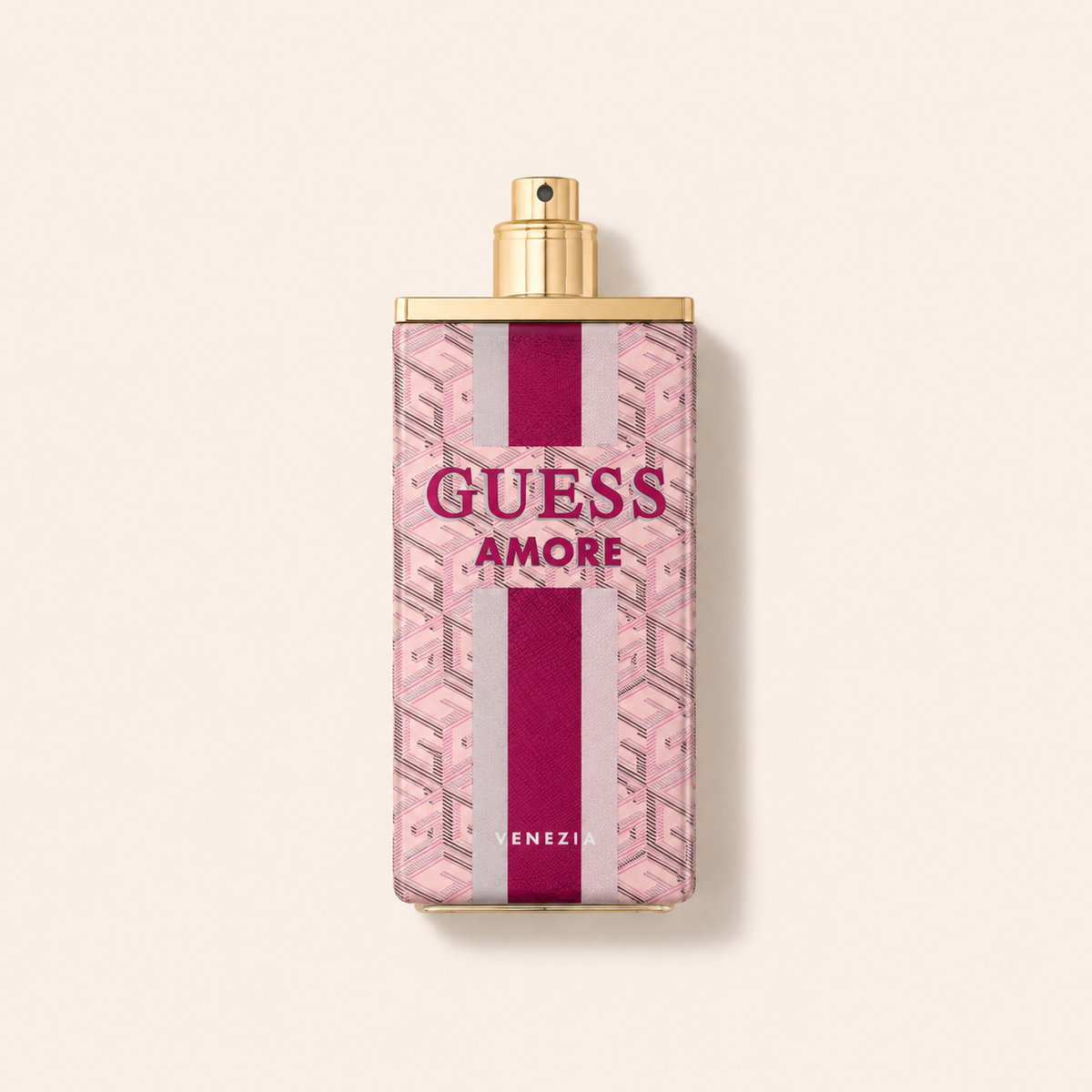 Růžový flakon toaletní vody GUESS Amore Venezia 100 ml se zlatým rozprašovačem bez víčka na světlém pozadí – MrRizz