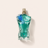 Tyrkysový flakon Jean Paul Gaultier Le Beau Flower Edition s modrým květem na světlém pozadí – MrRizz