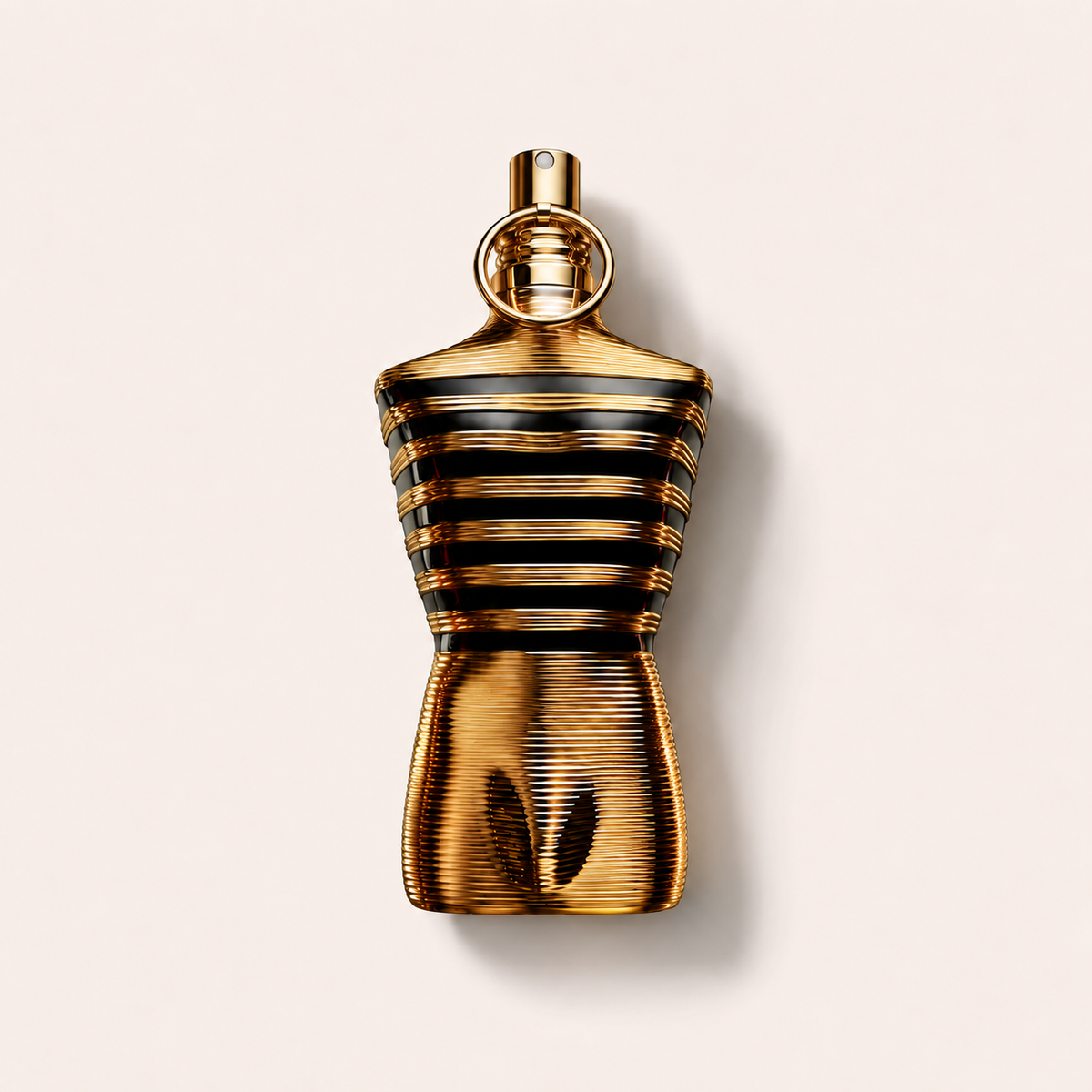 Jean Paul Gaultier Le Male Elixir, zlatý flakon v jednotném flatlay stylu – MrRizz