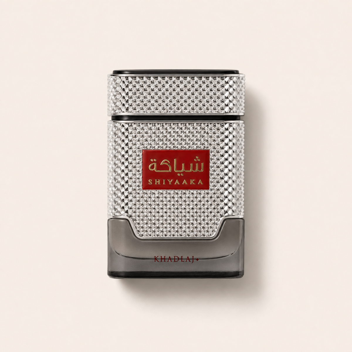 Flakon Khadlaj Shiyaaka EDP 100 ml se stříbrným reliéfem na béžovém pozadí – MrRizz