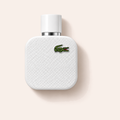 Lacoste L.12.12 Blanc EDT 50 ml na jemně růžovém pozadí – MrRizz