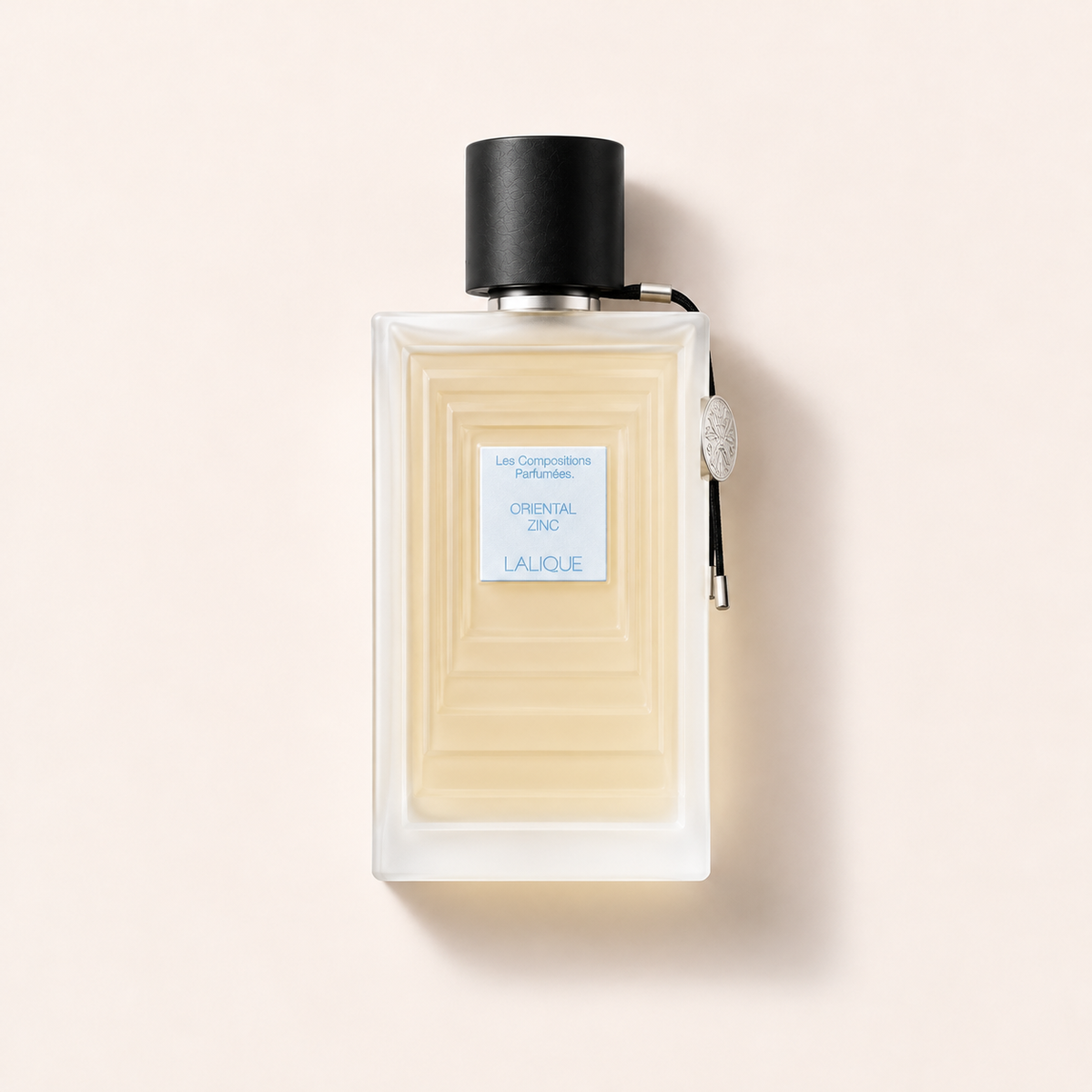 Flakon parfémované vody Lalique Oriental Zinc 100 ml na světlém pozadí – MrRizz