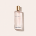 Cestovní flakon Giorgio Armani My Way EDP 15 ml se zlatým uzávěrem na světlém pozadí – MrRizz