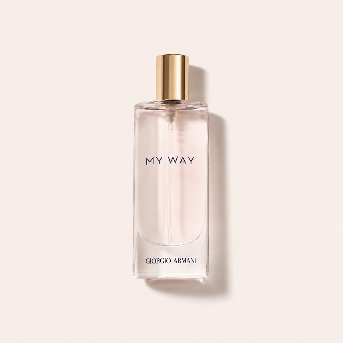 Cestovní flakon Giorgio Armani My Way EDP 15 ml se zlatým uzávěrem na světlém pozadí – MrRizz
