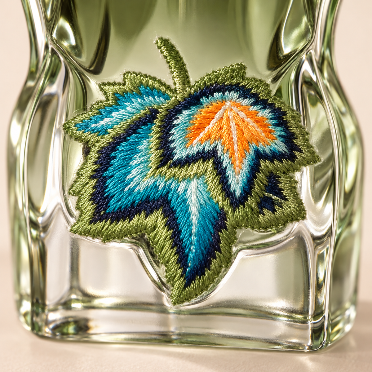 Jean Paul Gaultier Le Beau Paradise Garden EDP 125 ml – detail flakonu