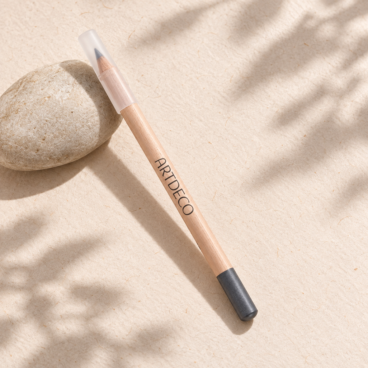 Artdeco Green Couture Smooth Eye Liner 1,4 ml – produkt v prostředí