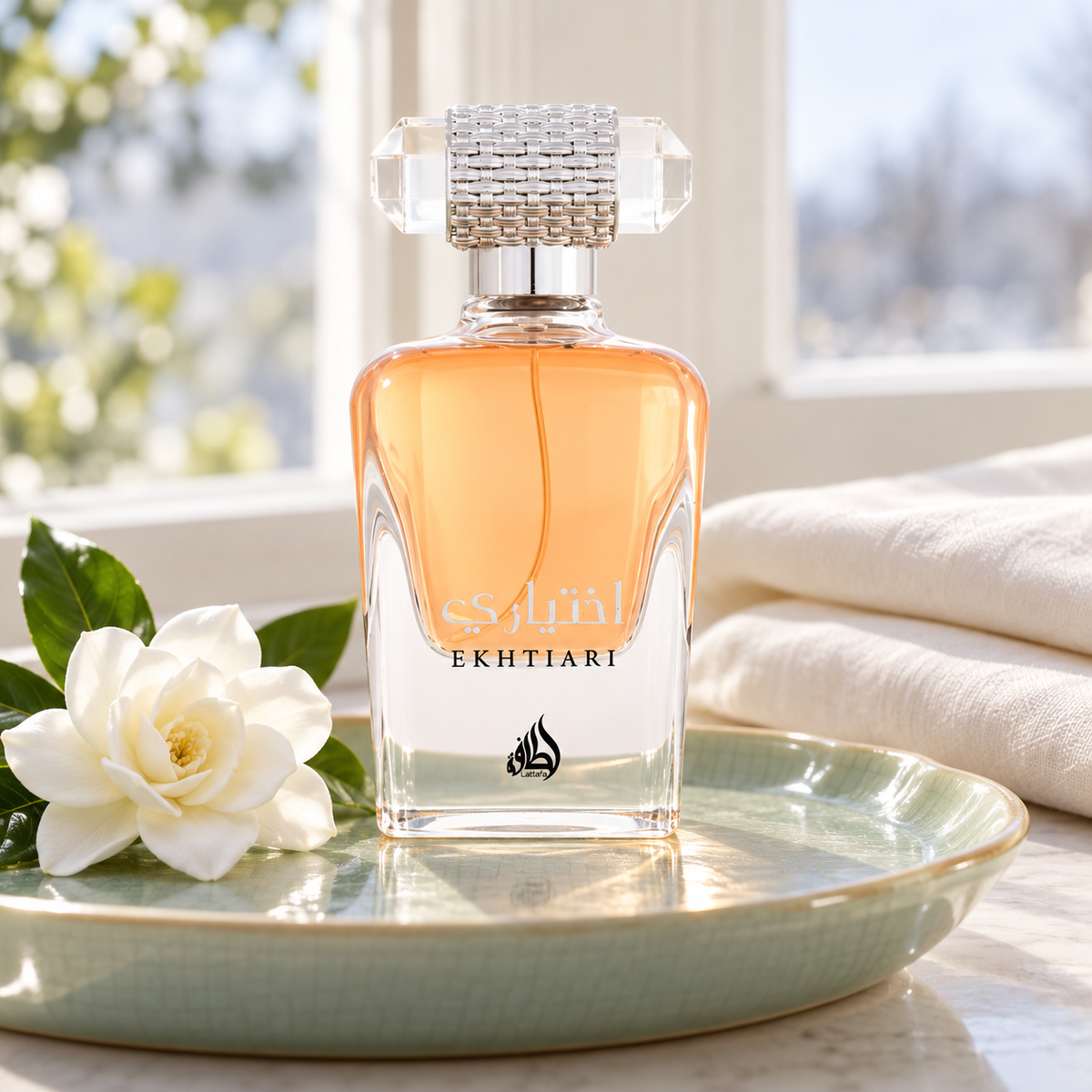 Lattafa Ekhtiari EDP 100 ml – produkt v prostředí