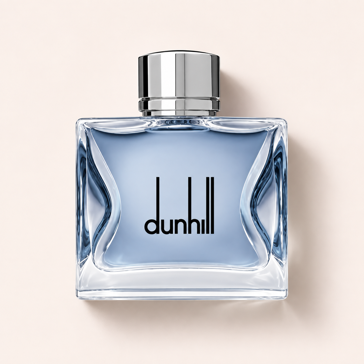 Skleněný flakon toaletní vody Dunhill London 100 ml se stříbrným uzávěrem na světlém pozadí – MrRizz
