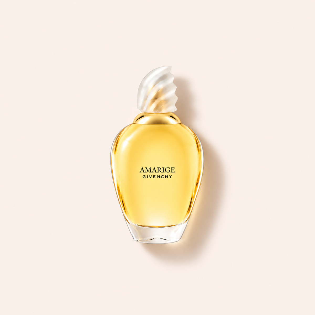 Givenchy Amarige EDT 100 ml na béžovém pozadí – MrRizz