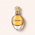 Flakon parfémované vody Roberto Cavalli Signature 50 ml se zlatým uzávěrem na světlém pozadí – MrRizz