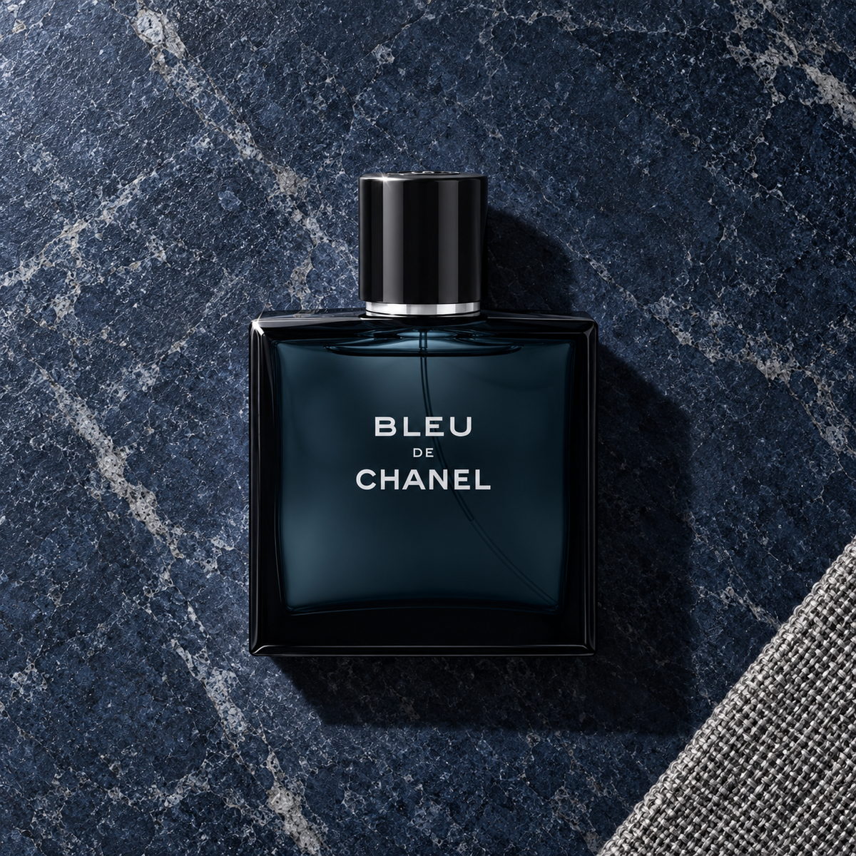 Chanel Bleu de Chanel EDT 50 ml – parfém v prostředí, pohled shora s bočním stínem