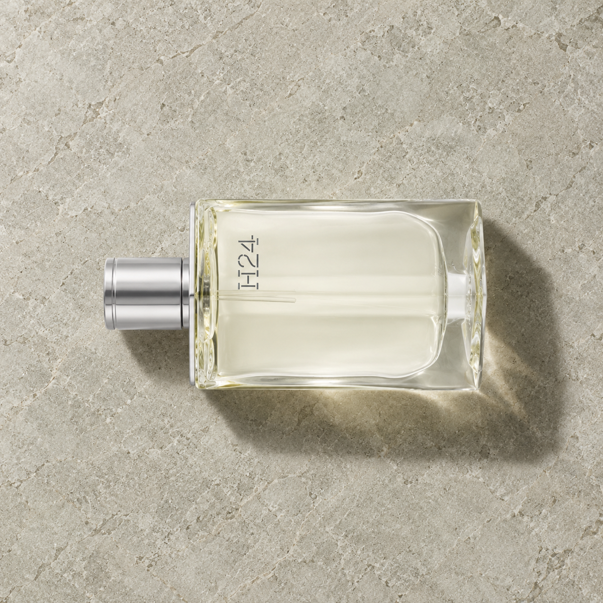 Hermes H24 100 ml – parfém v prostředí, pohled shora s bočním stínem