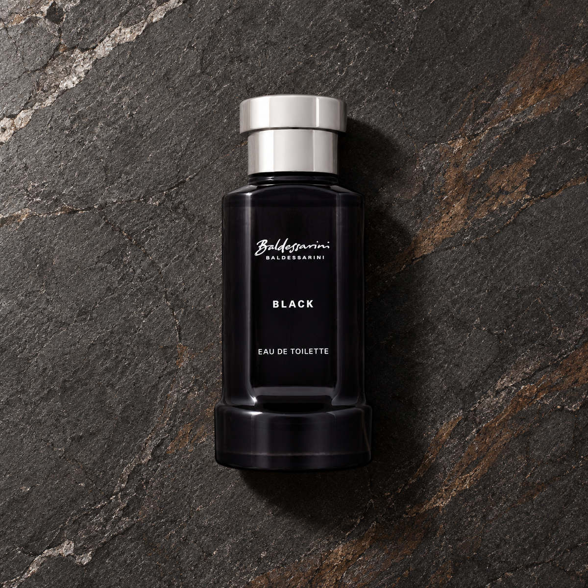 Baldessarini Black 50 ml – parfém v prostředí, pohled shora s bočním stínem