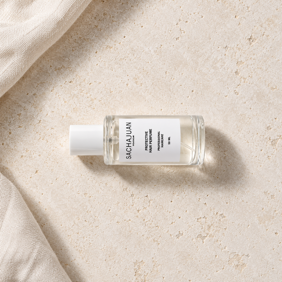 Sachajuan Styling & Finish Protective Hair Perfume 50 ml – parfém v prostředí, pohled shora s bočním stínem