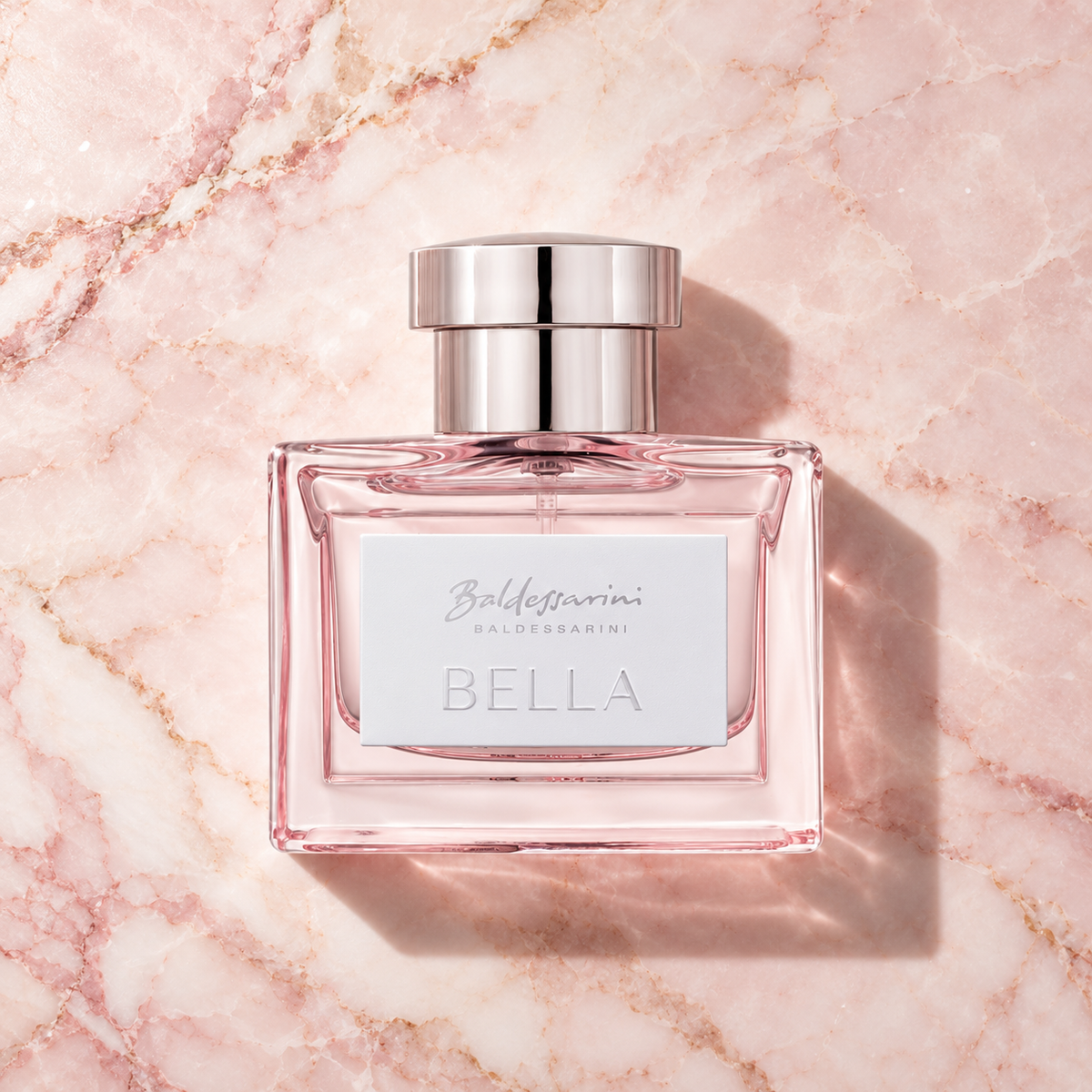 Baldessarini Bella EDP 30 ml – parfém v prostředí, pohled shora s bočním stínem