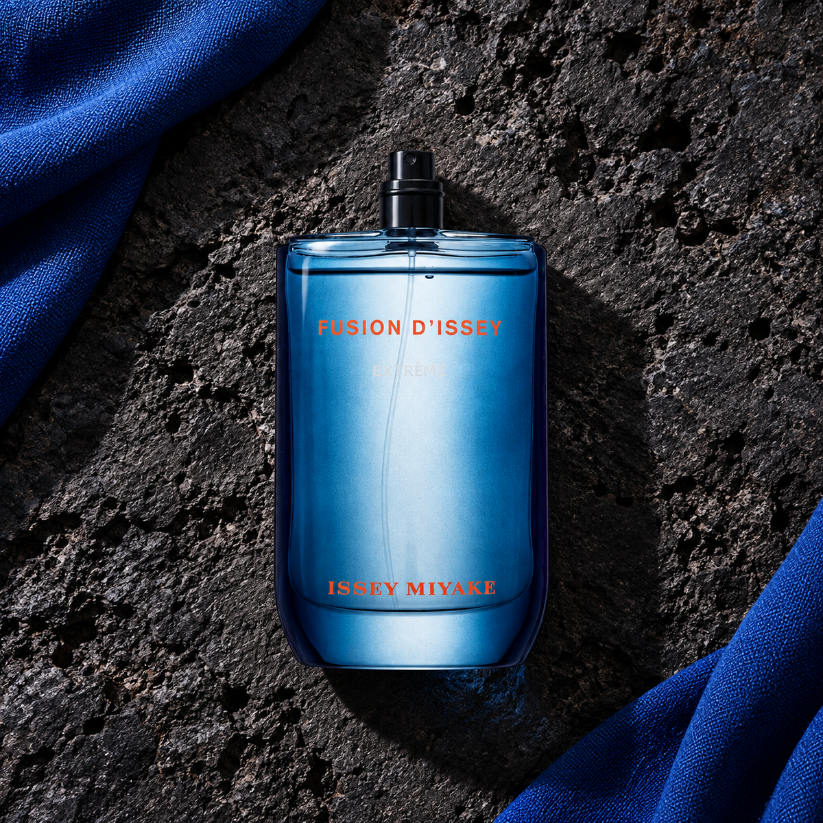 Issey Miyake Fusion d'Issey Extrême EDT 100 ml – parfém v prostředí, pohled shora s bočním stínem