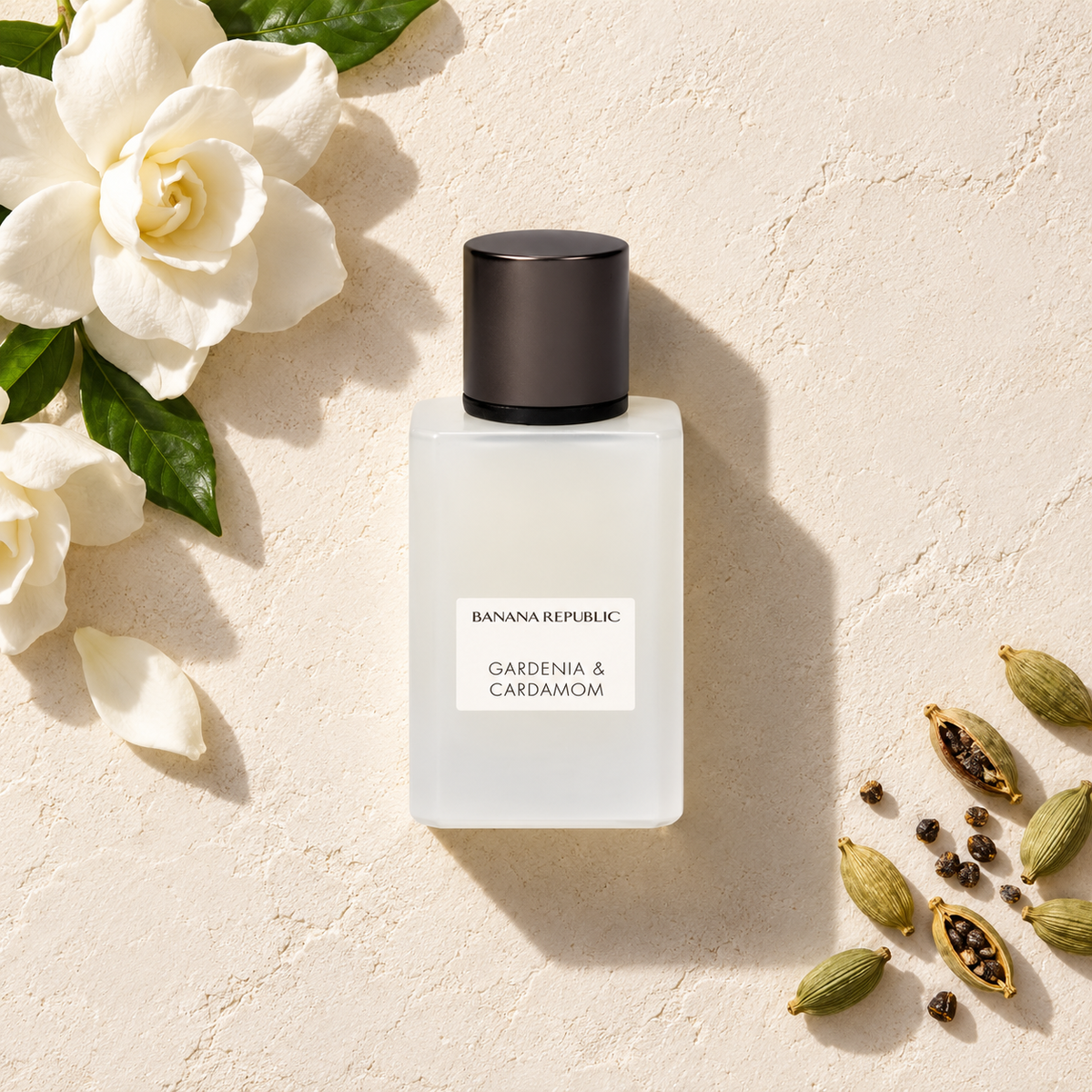 Banana Republic Gardenia & Cardamom EDP 75 ml – parfém v prostředí, pohled shora s bočním stínem