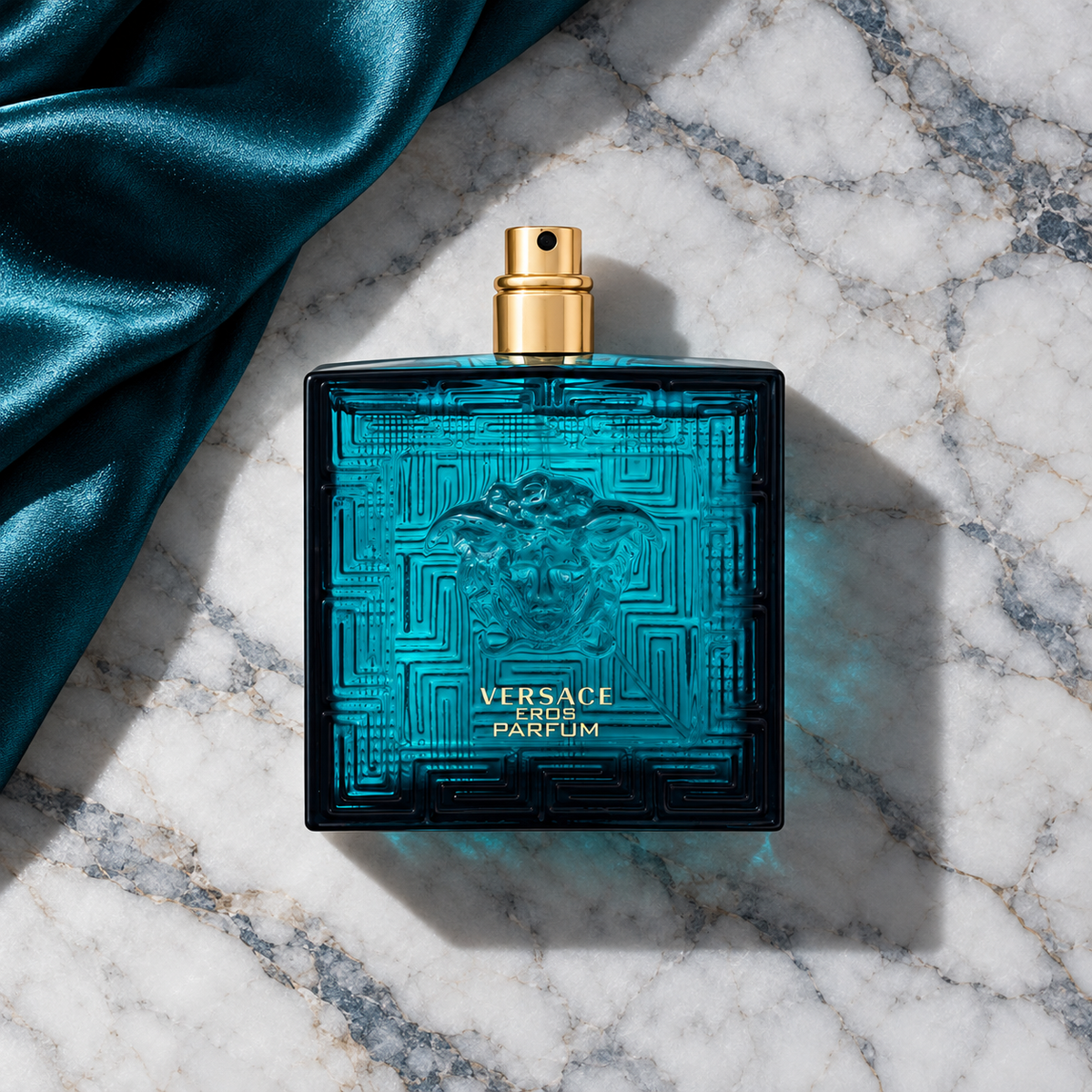 Versace Eros 100 ml – parfém v prostředí, pohled shora s bočním stínem