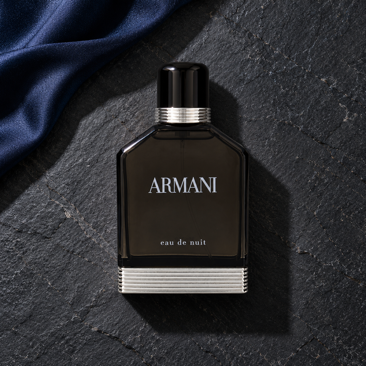 Giorgio Armani Eau de Nuit 100 ml – parfém v prostředí, pohled shora s bočním stínem