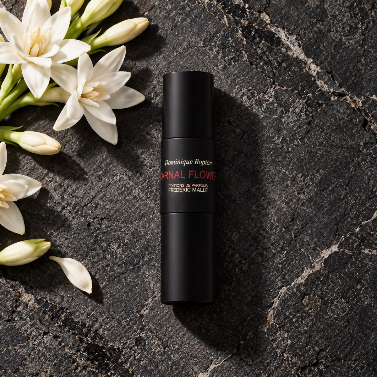 Frederic Malle Carnal Flower EDP 30 ml – parfém v prostředí, pohled shora s bočním stínem