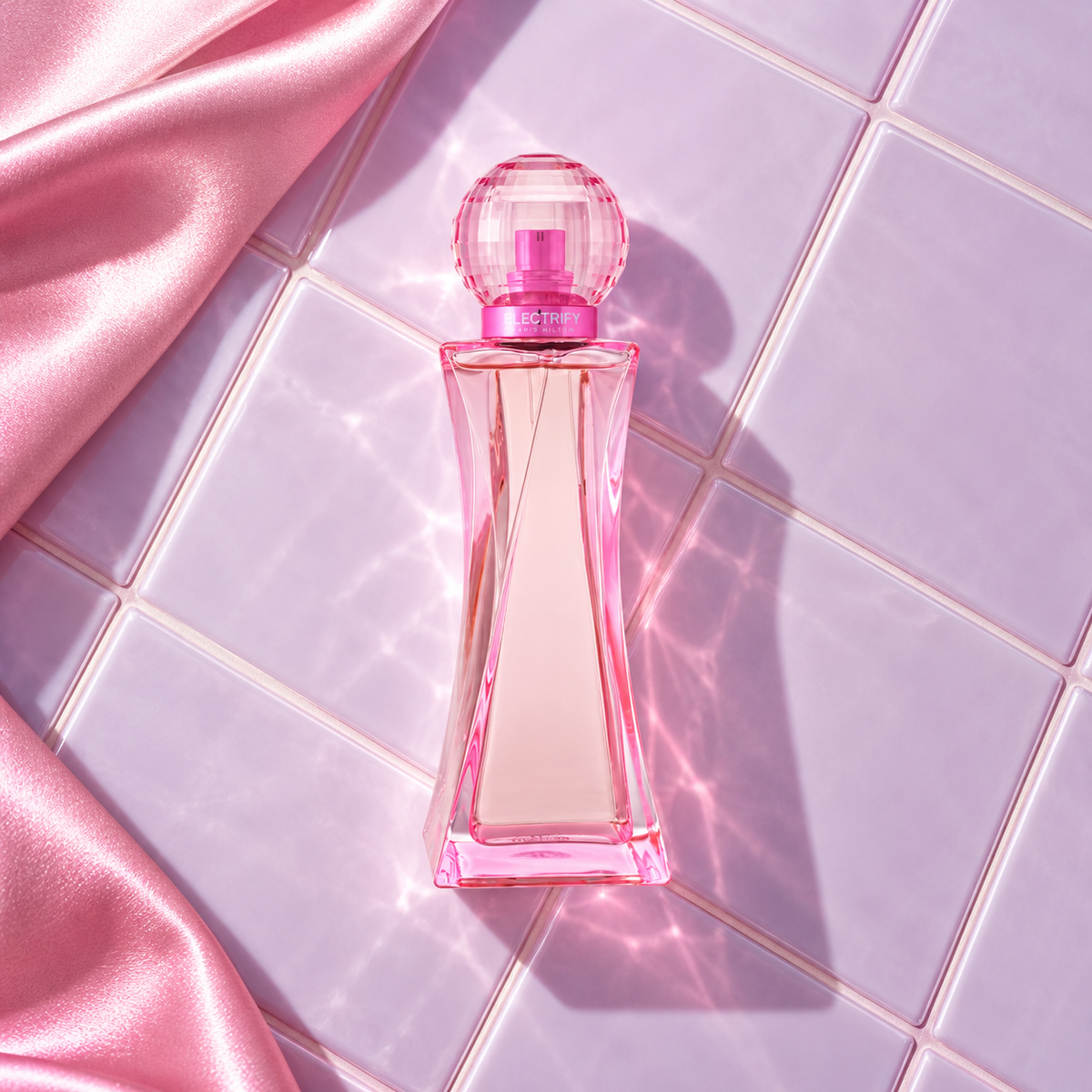 Paris Hilton Electrify EDP 100 ml – parfém v prostředí, pohled shora s bočním stínem