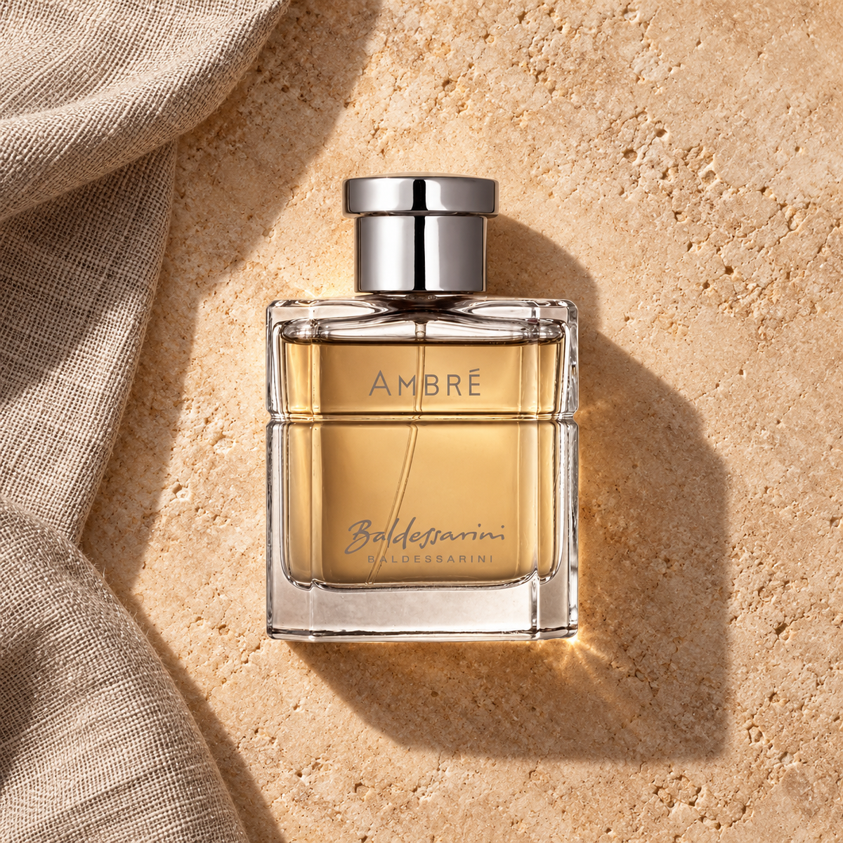Baldessarini Ambré 50 ml – parfém v prostředí, pohled shora s bočním stínem