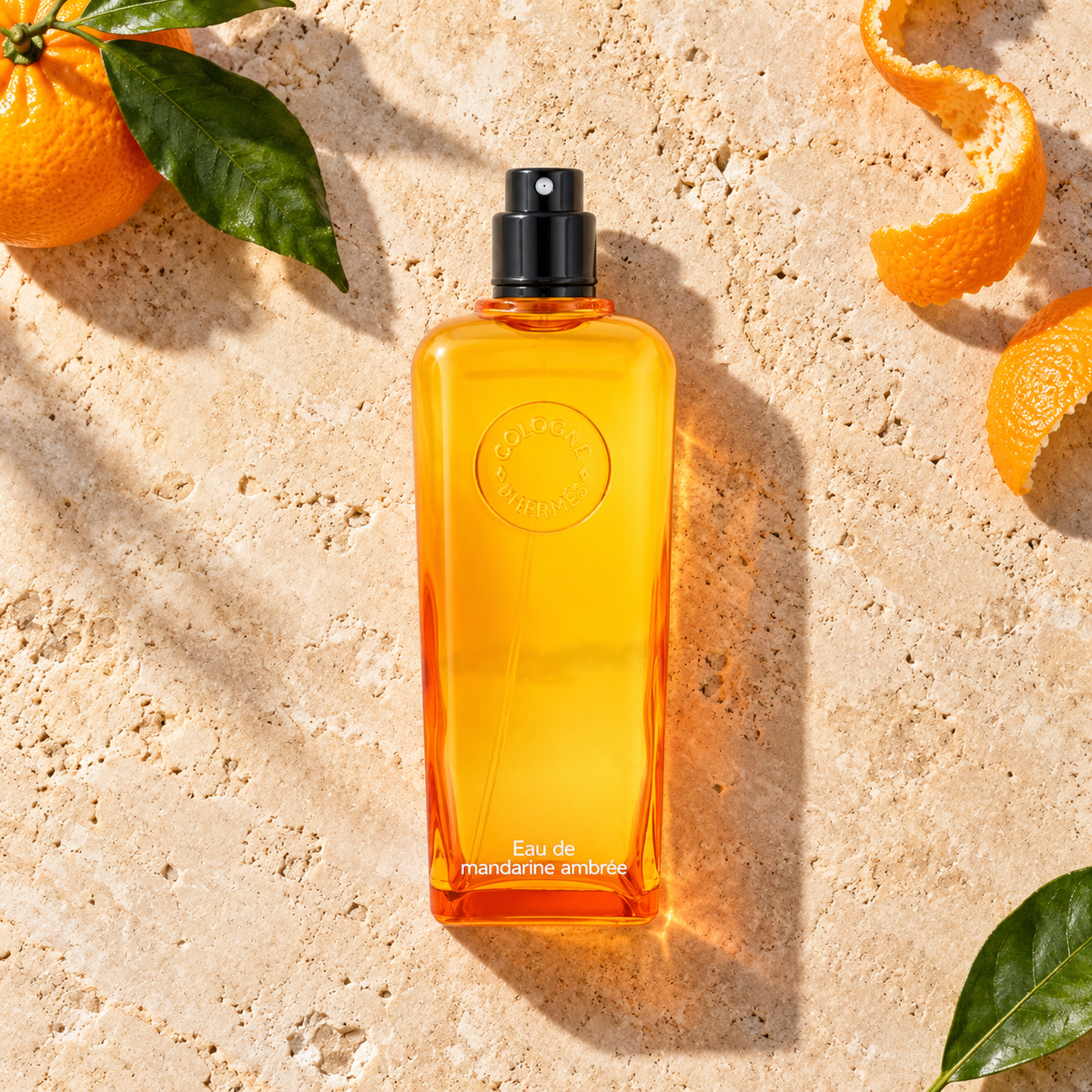 Hermes Eau de Mandarine Ambrée 100 ml – parfém v prostředí, pohled shora s bočním stínem