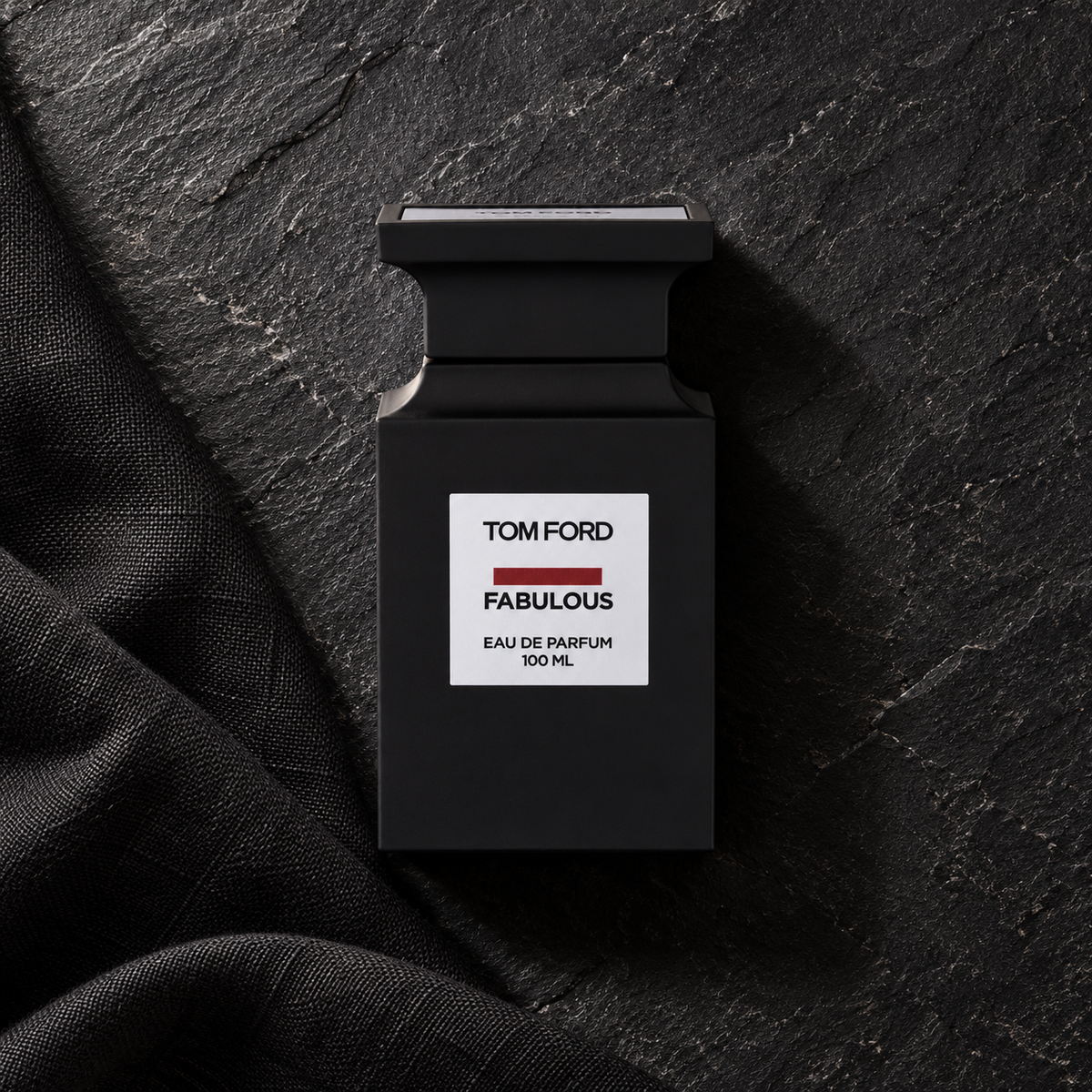 TOM FORD Fucking Fabulous 100 ml – parfém v prostředí, pohled shora s bočním stínem