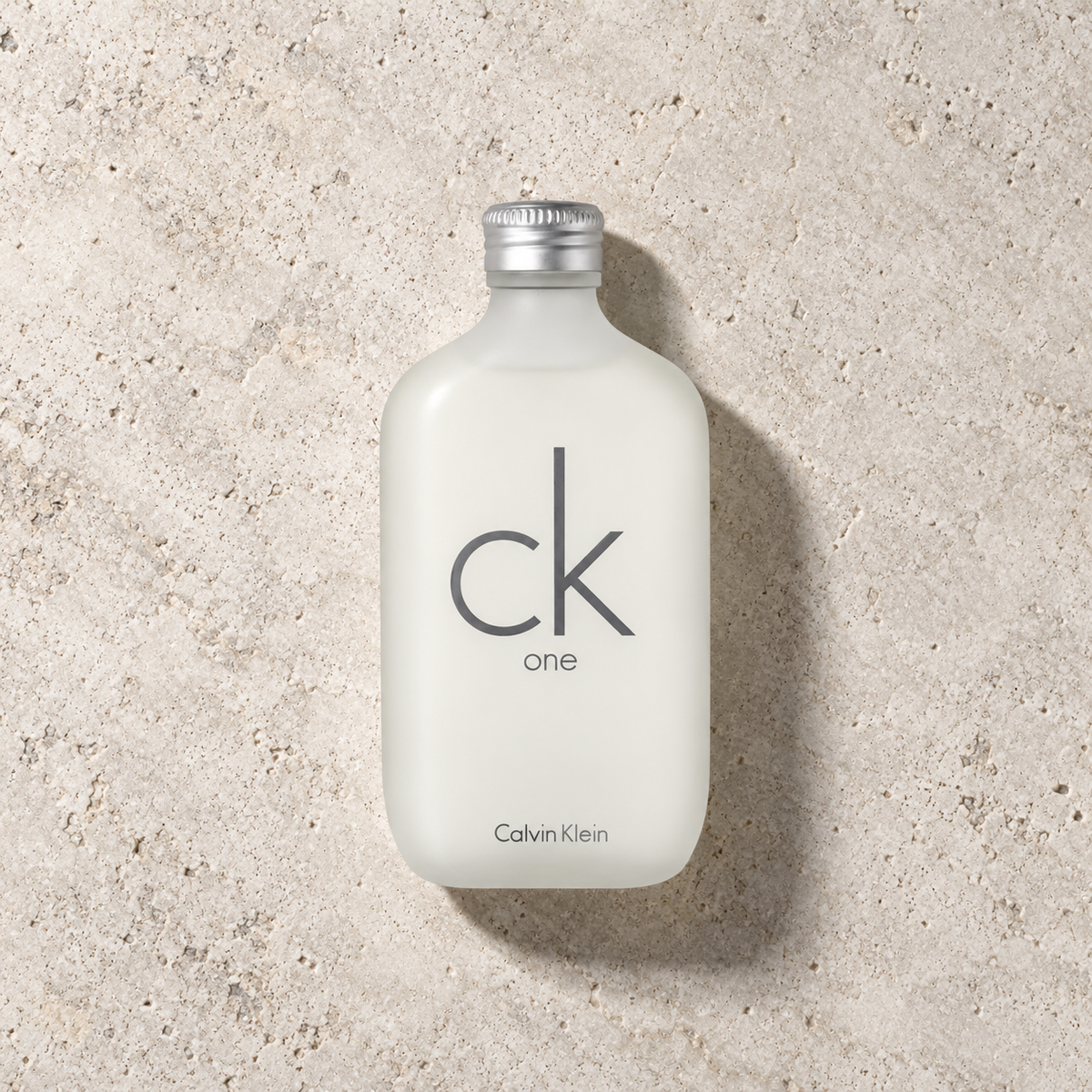 Calvin Klein CK One EDT 200 ml – parfém v prostředí, pohled shora s bočním stínem