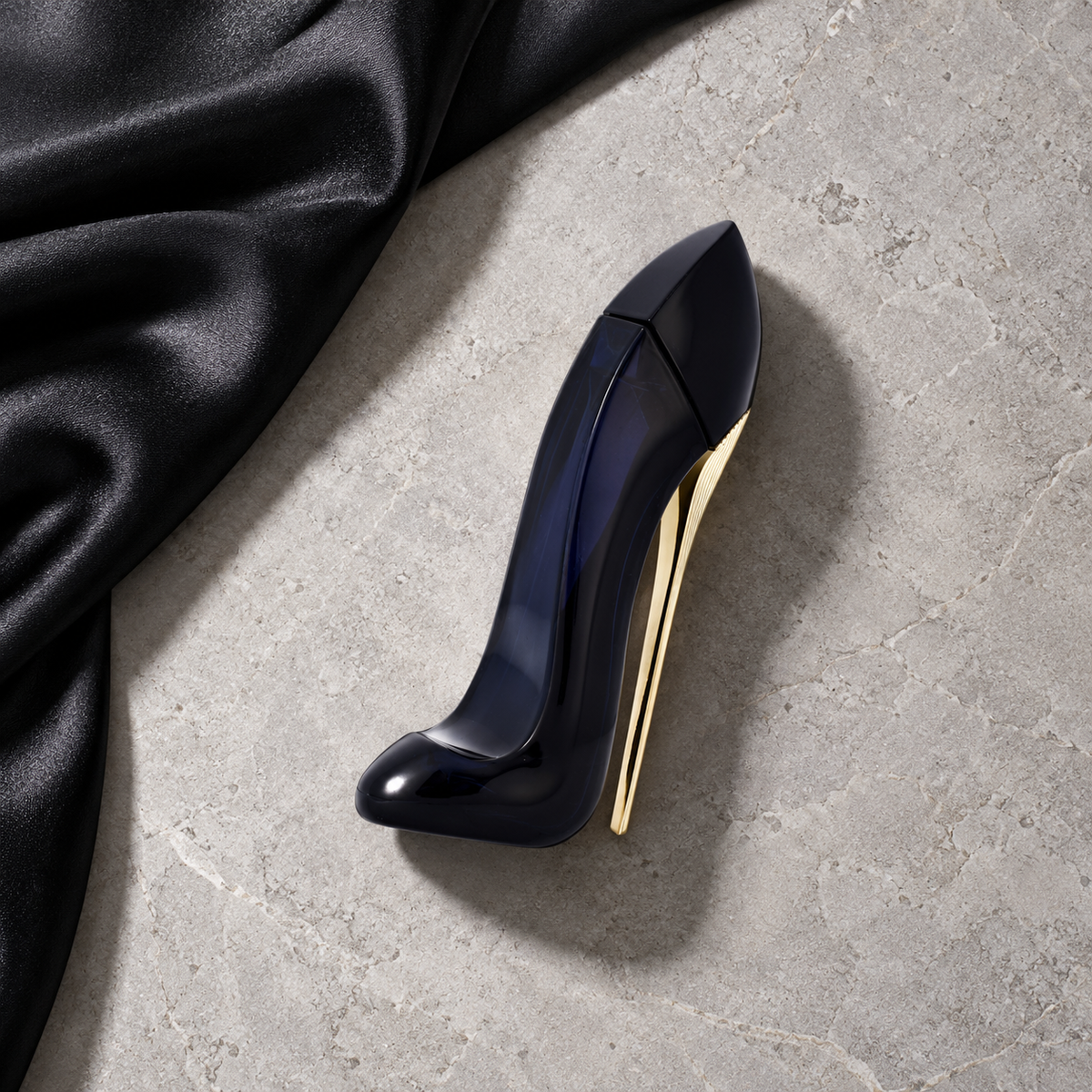Carolina Herrera Good Girl 30 ml – parfém v prostředí, pohled shora s bočním stínem
