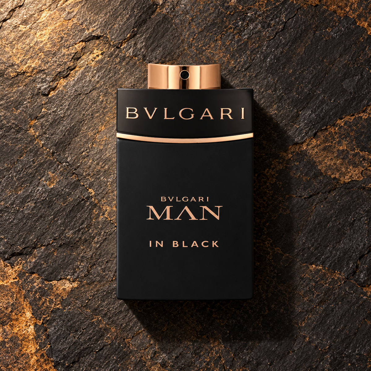 Bvlgari Man in Black EDP 100 ml – parfém v prostředí, pohled shora s bočním stínem